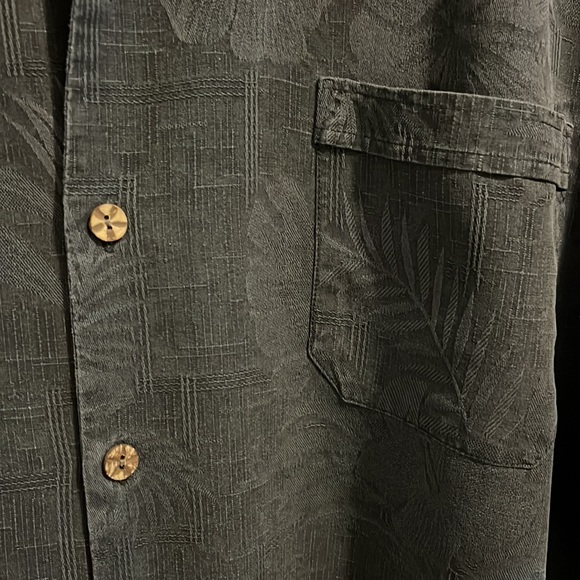 CASUAL BUTTON UP SHORT SLEEVED SHIRT (XL) - Picture 4 of 14